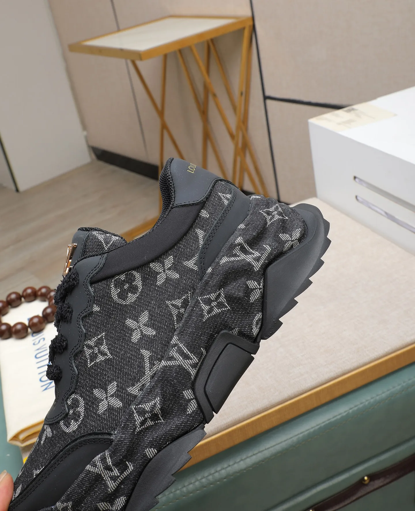 Men's shoes 💰600 LV are novel and fashionable, and the uppers are made of imported cowhide + LV special materials! Super trendy design! It’s eye-catching! The leather is soft, delicate, shiny and translucent, showing the ultimate in pure handcraftsmanship, and the mesh is soft, comfortable and breathable! Size: 39-44 (38 45 customized)
